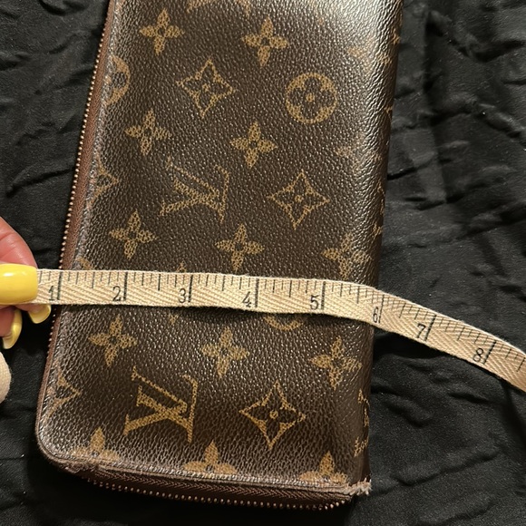 AUTHENTIC LOUIS VUITTON ZIPPY WALLET - Picture 4 of 17